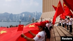 資料照：在香港的親北京人士揮舞中國國旗慶祝中國國慶日。 （2021年9月28日）