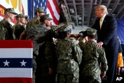 ประธานาธิบดีโดนัลด์ ทรัมป์ ทักทายกับทหารอเมริกันบนเรือรบ USS Wasp ที่โยโกซูกะ ประเทศญี่ปุ่น วันที่ 28 พ.ค. 2019