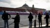 Građani na praznom Crvenom trgu, koji je zatvoren zbog priprema za paradu na Dan pobede, 3. maja 2023. (Foto: AP) 