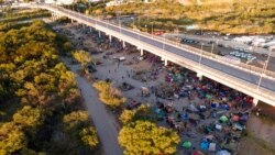 Migranti u improvizovanom kampu kod reke Rio Grande u Teksasu, 23. septembra 2021.