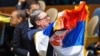 Predsednik Srbije Aleksandar Vučić drži zastavu Srbije u Generalnoj skupštini Ujedinjenih nacija na sednici na kojoj se glasalo o rezoluciji o genocidu u Srebrenici (REUTERS/Eduardo Munoz)