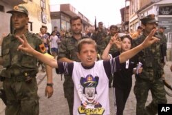 Pripadnici Oslobodilačke vojske Kosova u Prizrenu, juna 1999. u trenutku ulaska nemačkih NATO trupa i povlačenja jugoslovenskih i srpskih snaga (Foto: AP/David Guttenfelder)