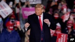 美國前總統特朗普在離開賓州一個競選集會時隨著YMCA歌曲音樂跳著舞離場，特朗普的支持者歡呼。 （2020年10月20日）