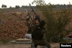 Borci Sirijskih demokratskih snaga (SDF) pucaju na dron za koji veruju da pripada borcima Islamske države, na obali reke Eufrat, zapadno od Rake, Sirija, 8. aprila 2017.