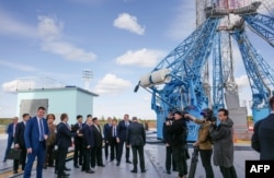 Ruski predsednik Vladimir Putin i severnokorejski lider Kim Džong Un, tokom posete ruskom kosmodromu Vostočni, na dalekom istou Rusije, 13 septembra 2023, na fotografii koju je objavio Sputnjik.