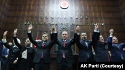 Cumhurbaşkanlığı Hükümet Sistemi nedeniyle etkinliği tartışma konusu olan Meclis’te muhalefet cephesinde dördüncü siyasi parti grubunu koruyabilmek için ilk aşamada “iki vekil geçişi” formülü gündemde. 