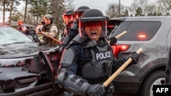 Policija Mineapolisa u sukobu sa demonstrantima posle protesta zbog policijskog ubistva Dontea Rajta u Bruklin centru, 11. aprila 2021. 