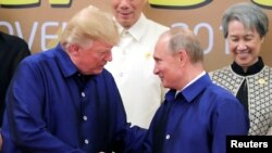 Američki predsednik Donald Tramp i ruski predsednik Vladimir Putin rukuju se na samitu APEC-a u Danangu u Vijetnamu. 