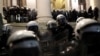 Arhiva - Policija u opremi za razbijanje demonstracija stoji u formaciji ispred zgrade Doma Narodne skupštine Srbije tokom antivladinihprotesta u Beogradu, 10. jula 2020. (Foto: Rojters, Marko Đurica)