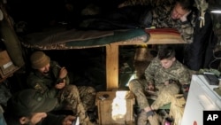 烏克蘭第24機械化旅的士兵在頓內茨克地區恰西夫亞爾的陣地上休息。 (2024年10月23日)