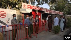 Zdravstveni radnici na ulazu u bolnicu u Kabulu (Foto: Hoshang HASHIMI / AFP)