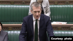 英國內政部國務大臣翟偉紳（Dan Jarvis，又譯賈維斯）3月4日回應下議院的緊急質詢。(照片來源：英國國會 / UK Parliament)