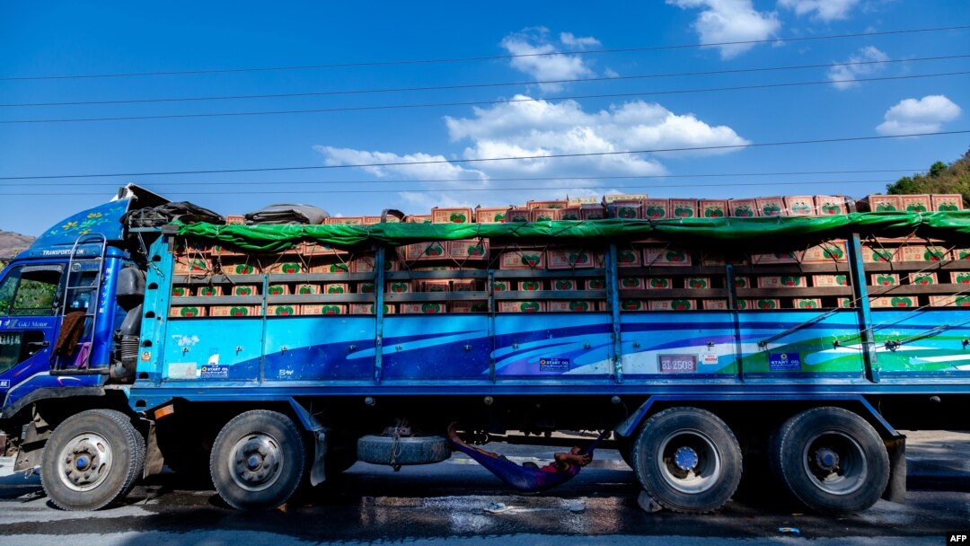 ၂၀၂၀ ခုနှစ် တရုတ်ပြည်ကို တင်သွင်းမယ့် ကုန်များတင်ဆောင်လာတဲ့ ကုန်တင်ကားတစီးကို ရှမ်းပြည်နယ် မူဆယ်မြို့နားမှာ တွေ့ရ။ (ဧပြီ ၂၀၊ ၂၀၂၀)