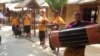 Gendang Belik dipakai pada acara nyongkolan, semacam iring-iringan pengantin, juga dapat dipakai menyambut tamu di Dusun Sasak Sade. (Foto: VOA/ Petrus Riski).