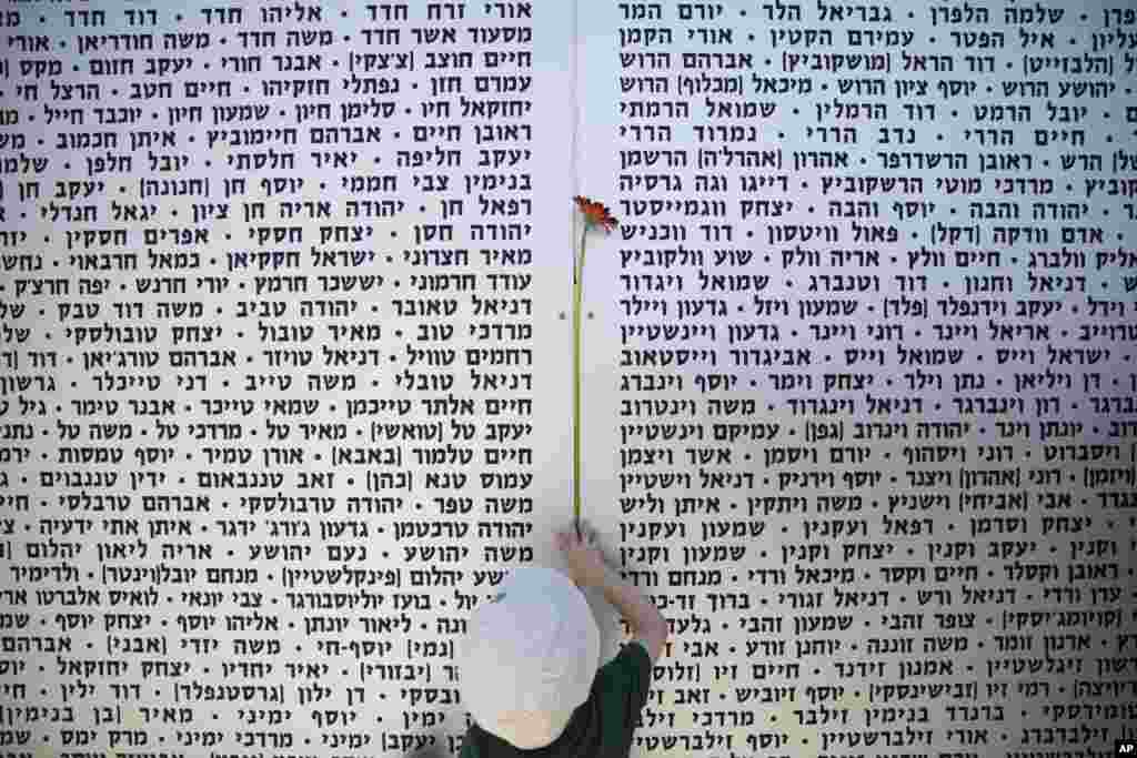 Latrun, İsrail’de bulunan Zırhlı Kolordu Anıt’ında hayatlarını kaybeden askerler ve terör mağdurlarını anmak için düzenlenen törende bir çocuk anıtın duvarlarına gül asıyor.