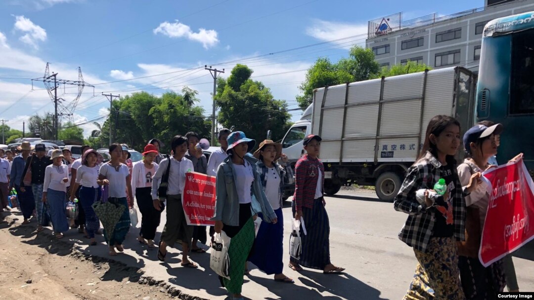  အလုပ်သမားတွေ စုစည်းဆန္ဒပြနေစဉ် (Photo-ko sai nge)