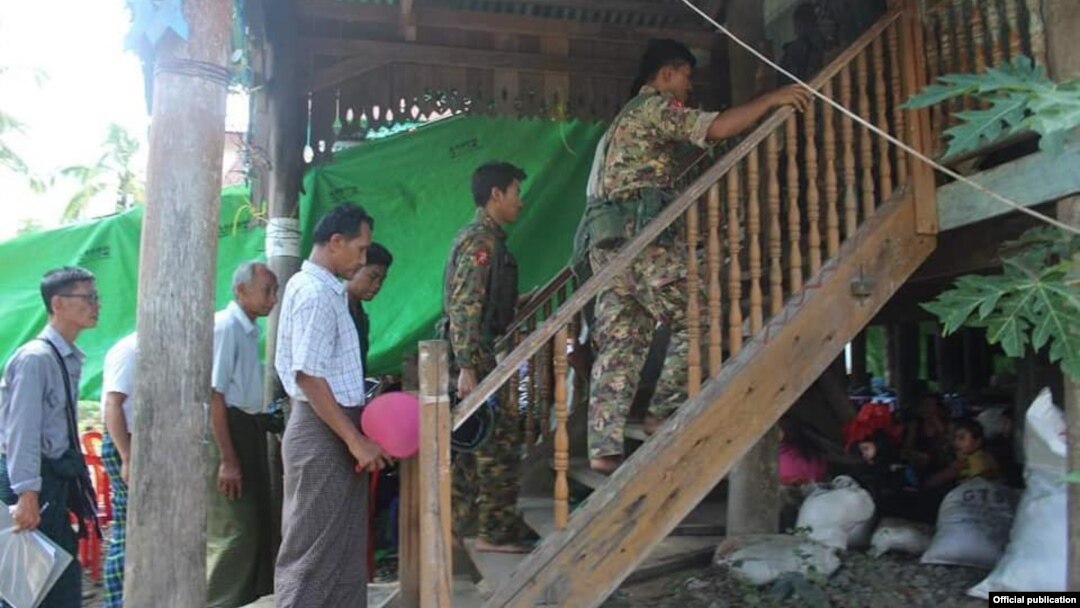 ပေါက်တောပြင် စစ်ရှောင်စခန်း လုံခြုံရေးတပ်ဖွဲ့ဝင်တွေ ဝင်ရောက် စစ်ဆေးနေပုံ (သတင်းဓာတ်ပုံ - စခန်းတာဝန်ခံဆရာတော် သဘာဝနဒီ) 