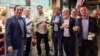 Brazilski predsednik i njegovi saradnici jedu picu na ulici u Njujorku