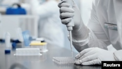 Istraživač radi u laboratoriji kompanije Moderna, na fotografiji bez datuma napravljenoj od video snimka.