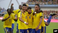 Pierre Emerick Aubameyang comemora o golo do Gabão
