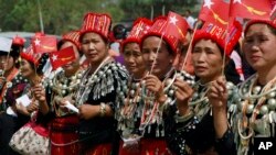 ကချင်အမျုးသမီးများ NLD ဥက္ကဌဒေါ်အောင်ဆန်းစုကြည်ရဲ့ ၂၀၁၂ခုနှစ် မဲဆွယ်စည်းရုံးရေးခရီးစဉ်ကိုကြိုဆိုနေကြစဉ် (ဗန်းမော်)