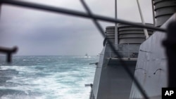 在這張由美國海軍發布的照片​​中，2024年10月20日，美國海軍“希金斯”號(USS Higgins)導彈驅逐艦在台灣海峽與加拿大皇家海軍護衛艦“溫哥華”號(HMCS Vancouver)進行例行行動。