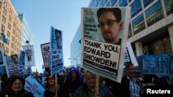 Demonstranti izražavaju podršku Edvardu Snoudenu na maršu protiv masovne prismotre blizu Kapitola u Vašingtonu, 26. oktobra 2013. 