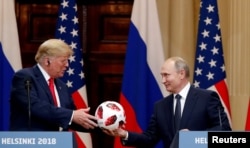 Putin poklanja fudbalsku loptu Trampu (Foto: Rojters)