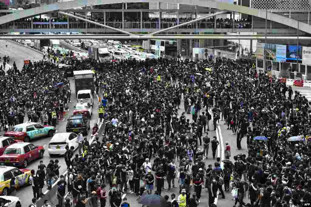 抗議者2019年6月21日佔據了香港政府總部外的一條主要道路。數百名穿著黑衣的示威人士封鎖了香港立法會外的一條高速公路,要求當局撤回逃犯條例修訂。