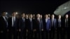 Foto yang dirilis oleh media pemerintah Rusia, Sputnik, tampak Presiden Rusia Vladimir Putin (tengah) berfoto sebelum terbang kembali ke Rusia di Bandara Internasional Noi Bai di Hanoi, Kamis, 21 Juni 2024. (Foto: Gavriil Grigorov/Pool/AFP)