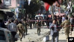 Bezbednosne snage na mestu napada bombaša samoubice ispred šiitske džamije u Kabulu, Avganistan, 29. septembra 2017.
