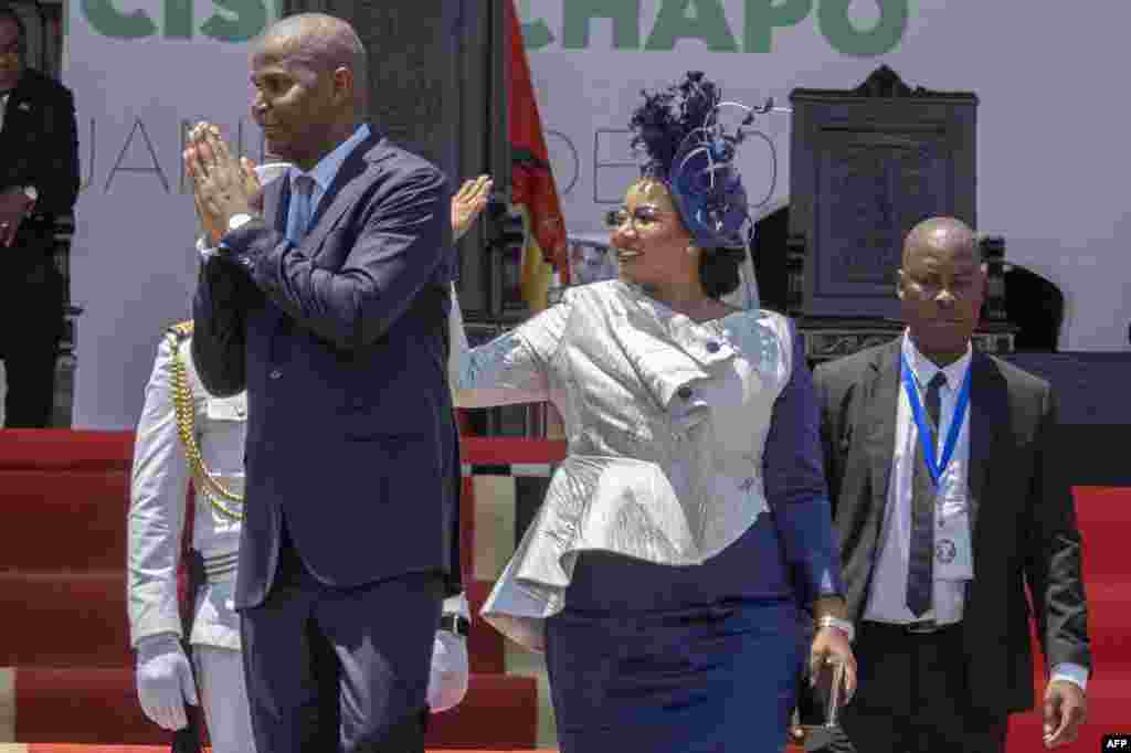Presidente de Moçambique, Daniel Chapo, e a primeira-dama de Moçambique, Gueta Chapo acenam aos participantes durante a sua tomada de posse na Praça da Independência, em Maputo, a 15 de janeiro de 2025.