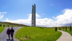 Visitantes no campo em Shanksville, no Estado da Pensilvânia, onde caiu o voo 93 da United Airlines