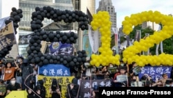 2020年10月25日，人们在台北的中国银行大楼前抗议，支持 Save12的运动。该运动旨在拯救 2020年8月23日试图乘船从香港逃往台湾而被中国大陆当局抓获的12 名香港亲民主活动人士。（法新社）