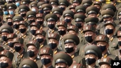 Arhiva - Vojnici Severne Koreje pred Osm kongres Raničke partije Koreje, na Trgu Kim II Sunga, Severna Koreja, 12. oktobra 2020.