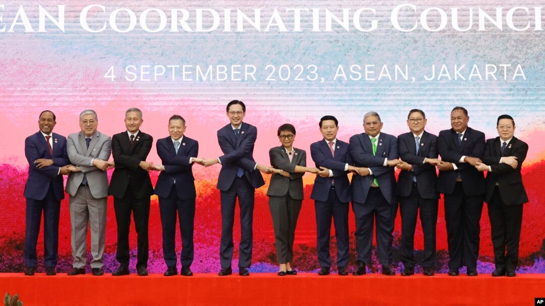 အင်ဒိုနီးရှားနိုင်ငံ ဂျာကာတာမြို့တော်မှာကျင်းပတဲ့ ၄၃ ကြိမ်မြောက် အရှေ့တောင်အာရှနိုင်ငံများအသင်း အာဆီယံရဲ့ အစည်းအဝေးကို တက်ရောက်လာတဲ့ အာဆီယံနိုင်ငံခေါင်းဆောင်များ (စက်တင်ဘာ ၄၊ ၂၀၂၃)