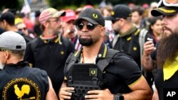ARHIVA - Vođa "Ponosnih momaka" Enrike Tario na skupu u Portlandu, u Oregonu (Foto: AP/Noah Berger, File)