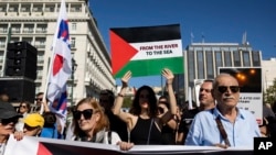 Pro-palestinski demonstranti ispred grčkog parlamenta u Atini, 5. novembra 2023. (Foto: AP /Yorgos Karahalis)