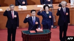 現任排名第三的中國國務院副總理胡春華（左一）被認為是出任下屆中國總理的熱門人選。圖為現任中國排名第一的副總理韓正率領副總理孫春蘭、胡春華、劉鶴和國務委員們在中國第十三屆全國人民代表大會第一次會議第七次全體會議上宣誓就職（2018年3月19日）。