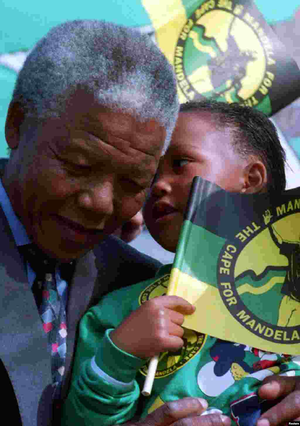 Nelson Mandela assiste a um rali nesta foto de 1993.