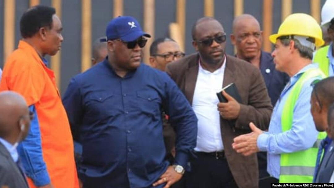 Président Félix Tshisekedi (2e G) na ministre ya Finances, Sele Yalaghuli, bazali kosolola na DC ya Safricas, David Blattner (4e D) na DG ya Offices des routes, Mutima Sakrini (1e G), na chantier moko ya Saut-de-mouton, Kinshasa, 14 février 2020. (Faceboo