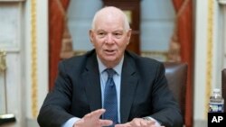 Senator Ben Kardin razgovara sa novinarima u Vašingtonu, 28. septembra 2023.