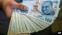 20%-იანი გაუფასურების შემდეგ ლირა მცირედით გამყარდა
