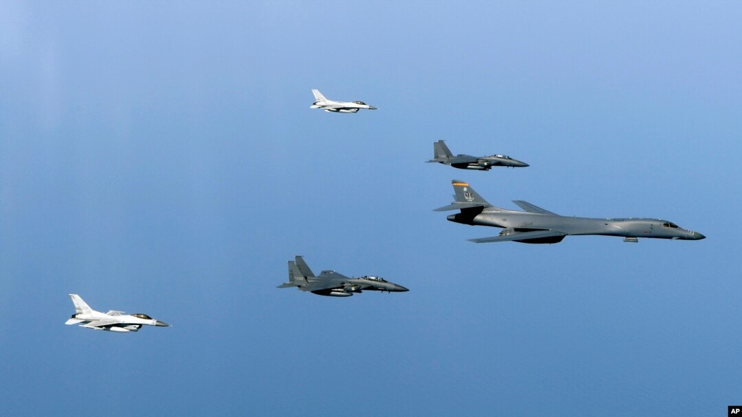 미 공군 전략폭격기 B-1B가 지난달 22일 한반도 상공에서 한국 공군 F-15K 2대, KF-16 2대와 함께 연합훈련을 실시하고 있다.