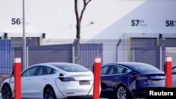 在中国的特斯拉上海厂里生产的特斯拉Model 3 电动汽车。资料照（2019年12月2日）