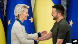 Arhiva - Ursula fon der Lajen, predsednica Evropske komisije, rukuje se sa ukrajinskim predsednikom Volodimirom Zelenskim, posle zajedničke konferencije za novinare u Kijevu, Ukrajina, 20. septembra 2024. (Foto: AP/Christoph Soeder)