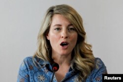 Menlu Kanada Melanie Joly dilaporkan telah memanggil Duta Besar China untuk Ottawa, hari Kamis (4/5).