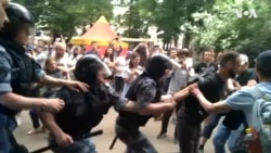 Hapšenja tokom protesta podrške novinaru Golunovu