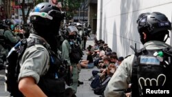 香港防暴警察拘押了利用午餐時間抗議國旗法的示威者。（2020年5月27日）
