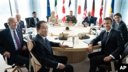 拜登總統5月21日在日本G7峰會上與參加峰會的其他領導人在一起。